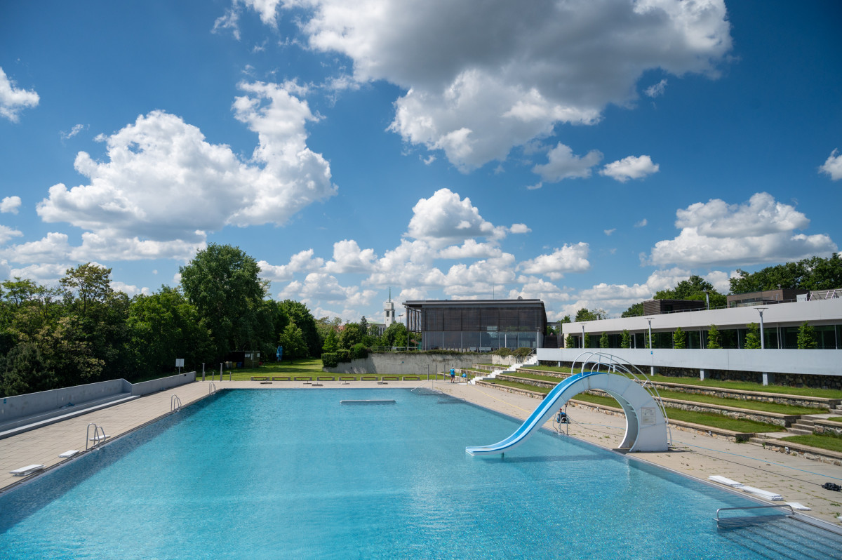 PŘEHLED: Brněnská koupaliště zahajují sezonu. Kde se zchladit a kolik to bude stát?