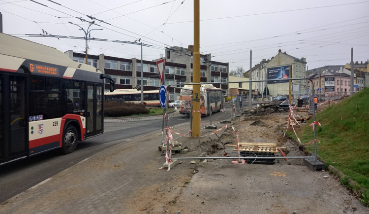 Křižovatka u Sila je zcela uzavřená, řidičům tam hrozí pokuta až 1500 korun