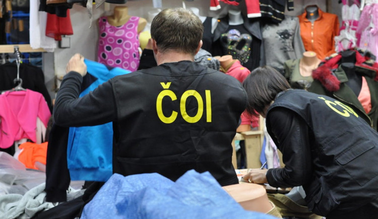 Inspektoři vtrhli na tržnici v Hatích. Zabavili padělky oblečení za devět milionů