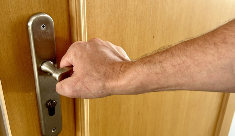 Rozchod po Brněnsku. Žena pět hodin zvonila na přítele, ten hrál mrtvého brouka