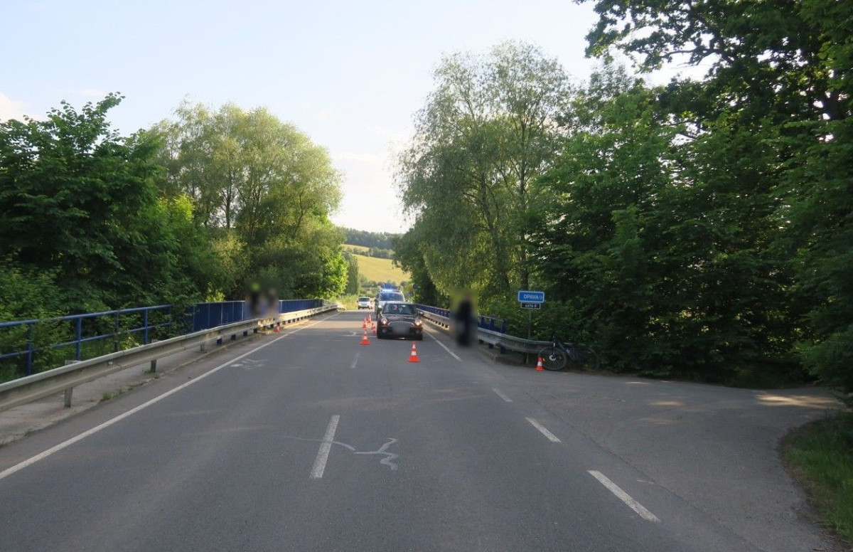 U Dolního Benešova se střetl cyklista s autem. Policie hledá svědky