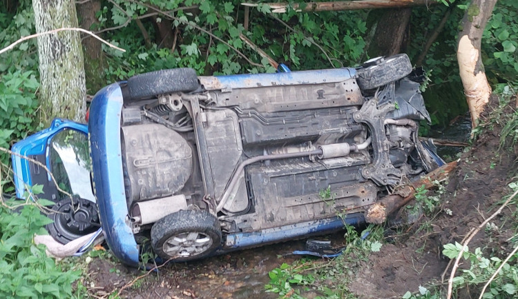 Devatenáctiletý řidič nezvládl smyk, auto skončilo převrácené v potoce