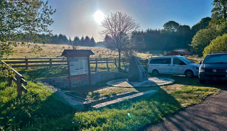 Stotisícová pokuta hrozí dvěma řidičům za parkování u slavného šumavského památníku