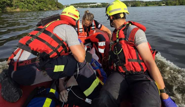 Záchrana přes přehradu. Svědci se záchranáři bojovali o život cyklisty v nepřístupném terénu