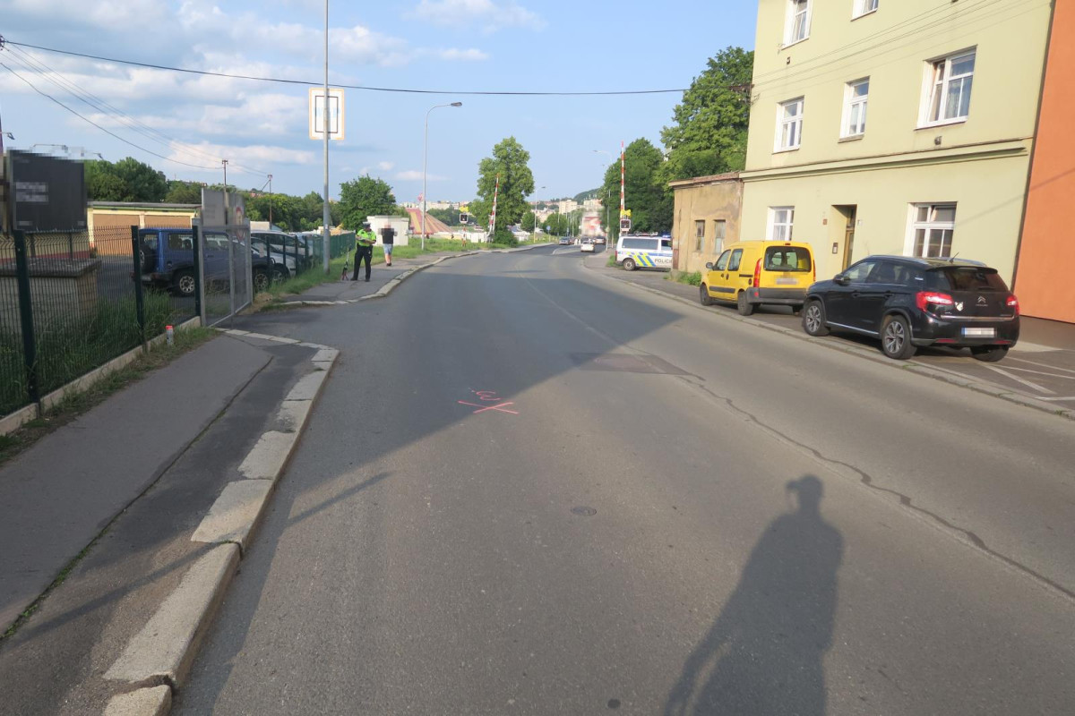 Policisté pátrají po svědcích nehody v Karlových Varech. Zraněn byl cyklista.