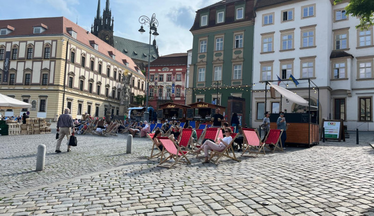 Do ulic Brna se vrátila lehátka. Lidé se mohou v centru slunit jako u moře