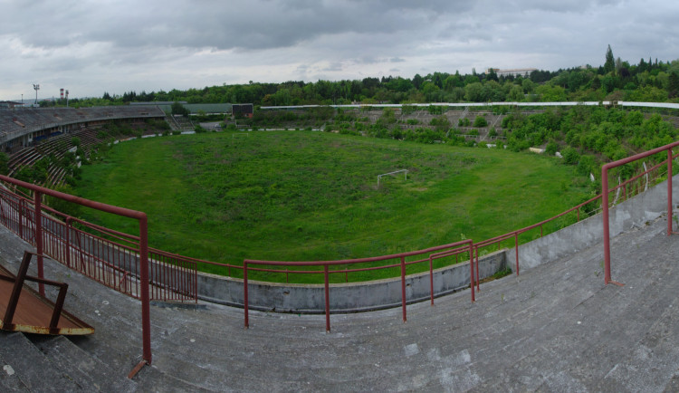 Kdo zbourá lužánecký stadion? Kvůli hnízdícím jiřičkám musí být hotovo do února