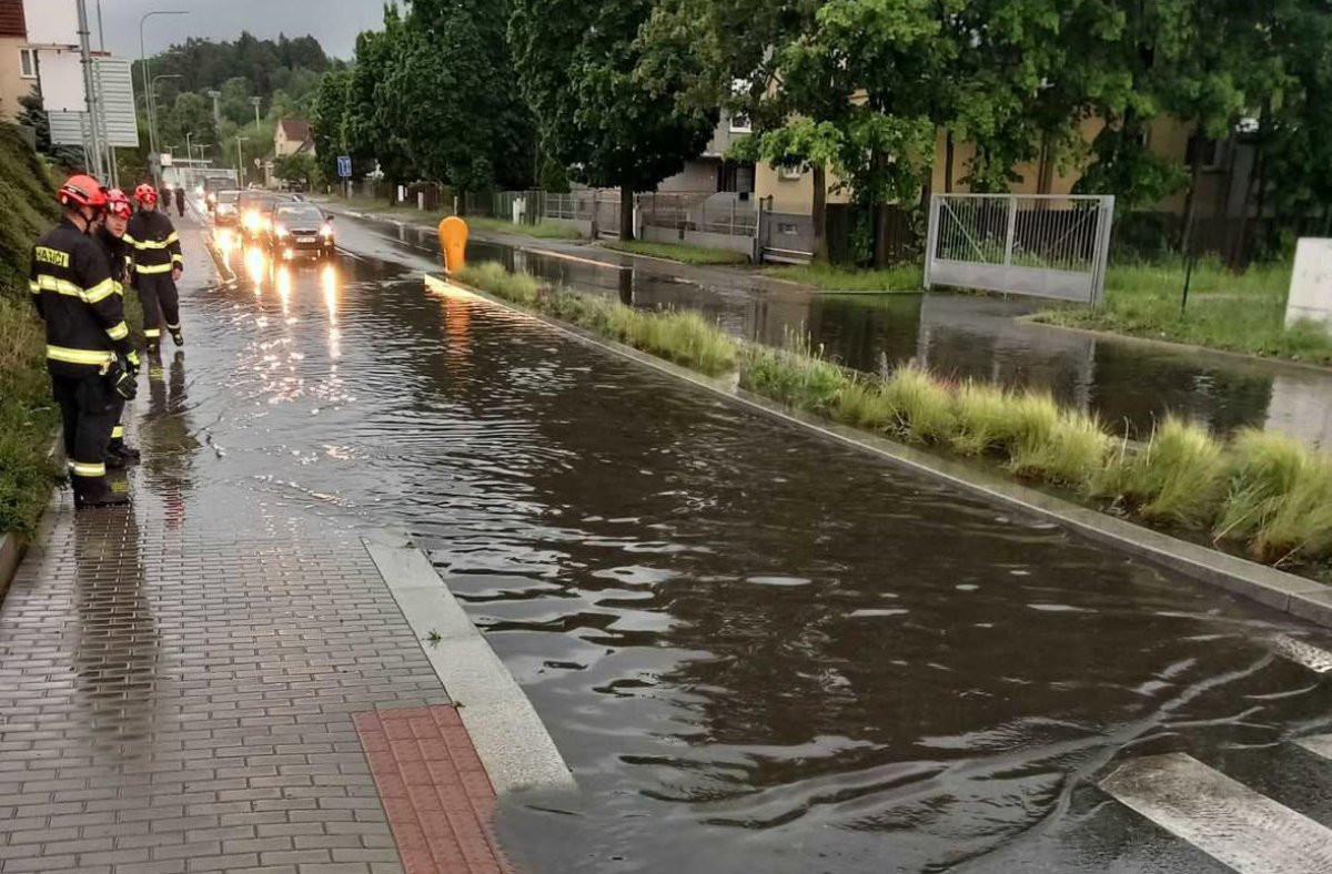 Zatopená D1 a Boskovice bez proudu. Jižní Moravu potrápily noční bouřky