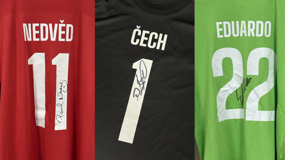 Ukázka části dresů v dražbě