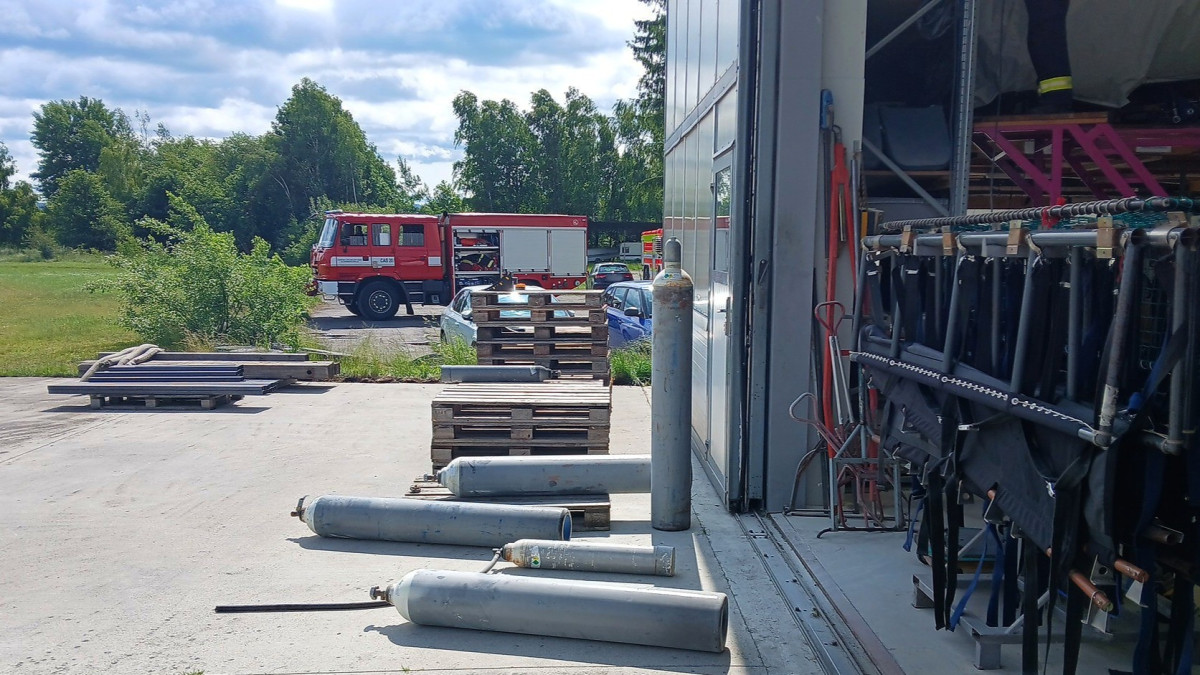 Prasklá hadice tlakových lahví na letišti způsobila vážné popáleniny u jednoho muže