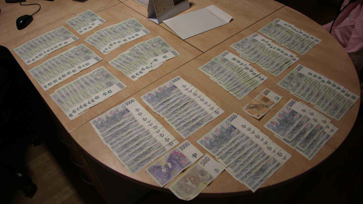 Senior skryl své životní úspory pod koberec. Ukradla mu je cizí žena, kterou si přivedl domů