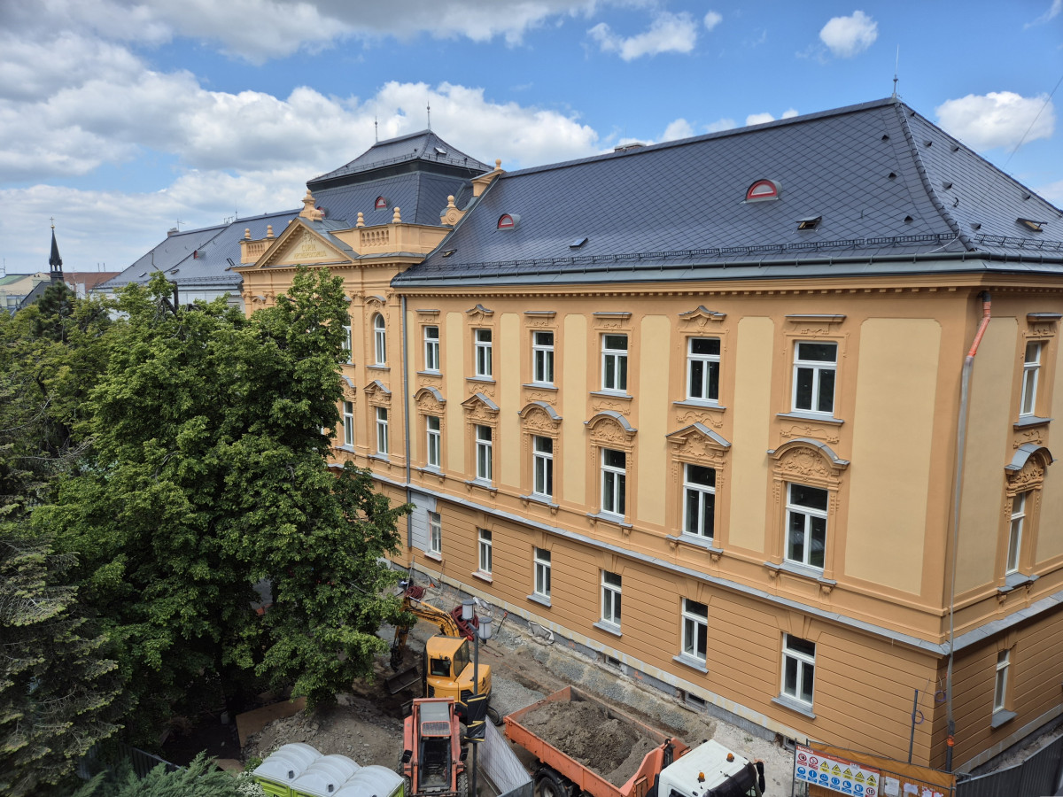 Arcibiskupská kurie je opravená. Má i nabíječky pro elektroauta