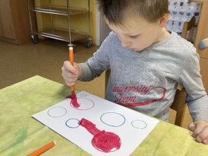 Vojtíšek zůstane navždy dítětem, jako by se zastavil čas. Rodiče to ale nevzdávají
