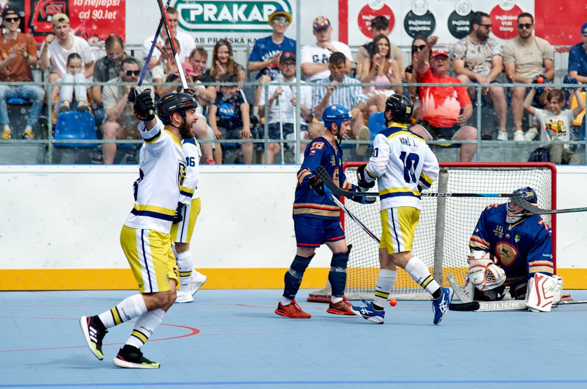 Hokejbalisté Hostivaře slaví premiérový titul.
