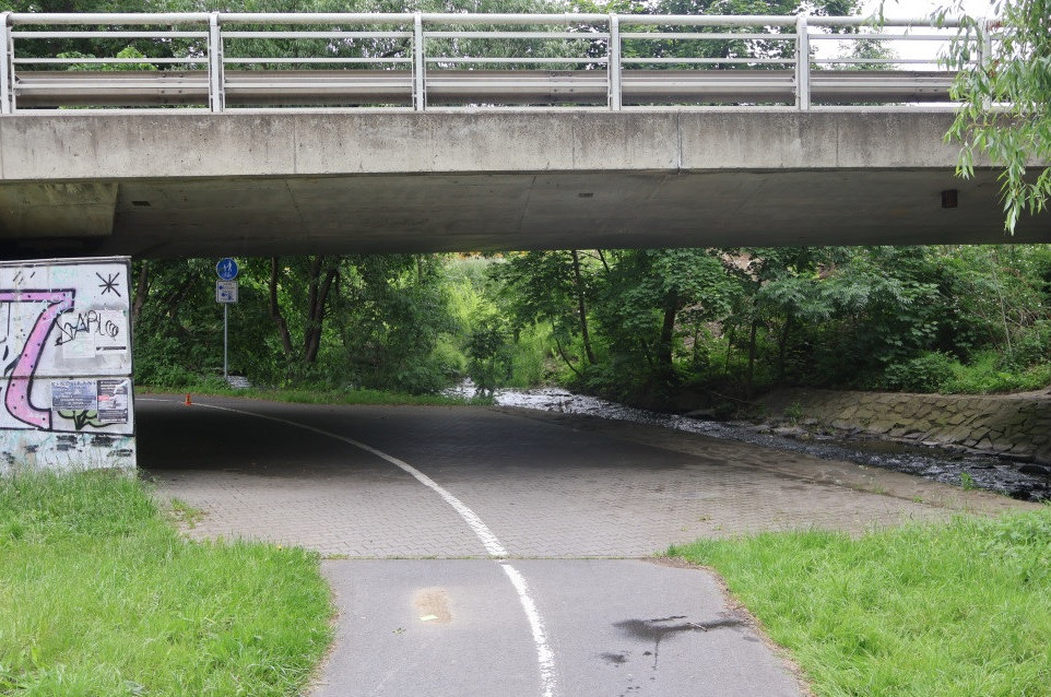 Cyklista se u Bělkovic snažil uhnout, upadl a vážně se zranil. Policie hledá svědky