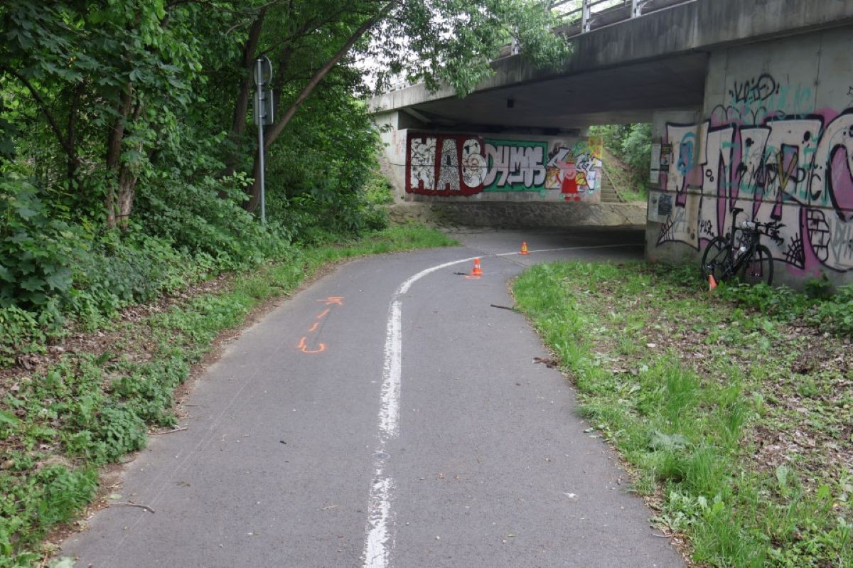 Cyklista se u Bělkovic snažil uhnout, upadl a vážně se zranil. Policie hledá svědky