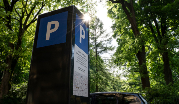 Po týdenním provozu se v Jablonci nad Nisou rozhodli přidat parkovací automaty