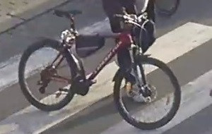 Opilý starší cyklista v Prostějově poškodil mercedes. Jela s ním i holčička, policie hledá svědky