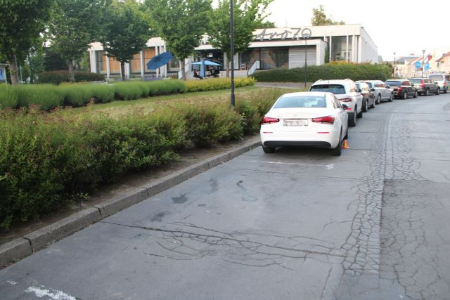 Opilý starší cyklista v Prostějově poškodil mercedes. Jela s ním i holčička, policie hledá svědky