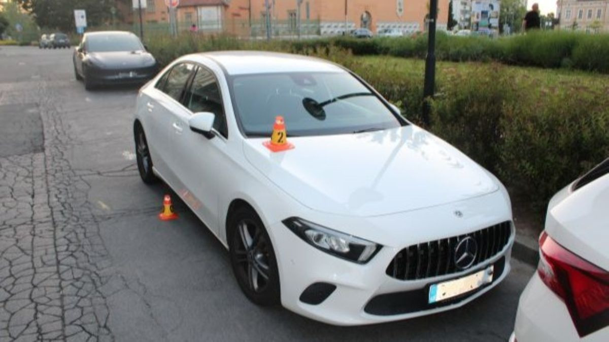 Opilý starší cyklista v Prostějově poškodil mercedes. Jela s ním i holčička, policie hledá svědky