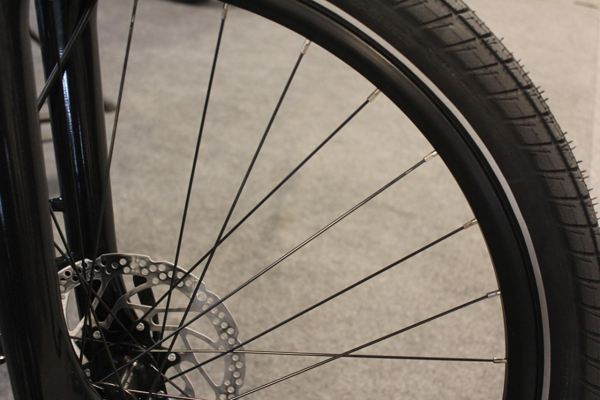 Cyklista jel na neosvětleném kole. Nyní je podezřelý z trestného činu