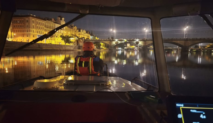 Pražští strážníci odvrátili pokus o sebevraždu díky včasné akci pod Palackého mostem