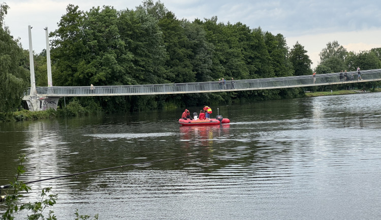 Policie pátrá po devítileté dívce. Měla spadnout do Vltavy
