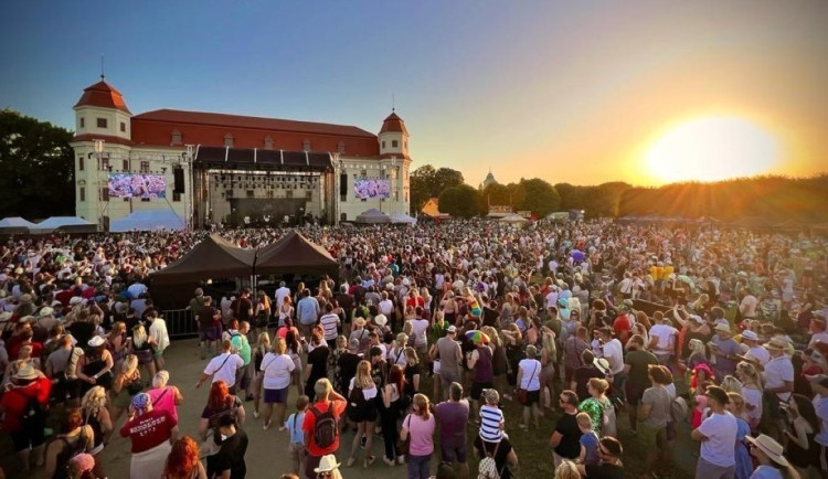 TIP NA VÍKEND: Holešovská Regata přiveze Ewu Farnou, Tři sestry a na pódiu bude i svatba