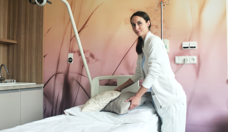 Větší komfort nejen pro maminky. Šternberská porodnice prošla první částí klíčové rekonstrukce