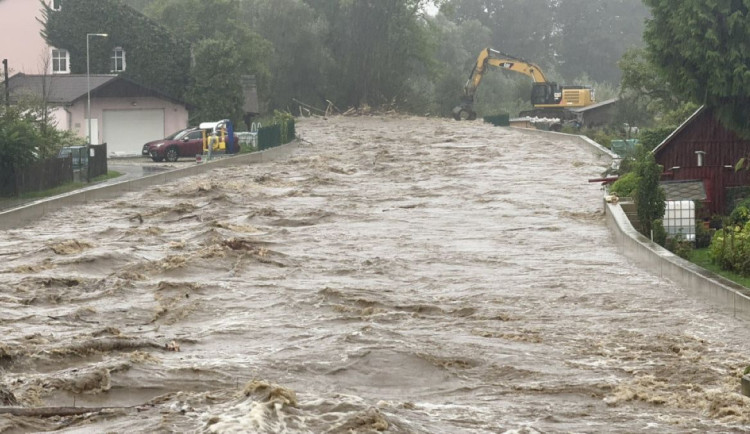 Dvě desítky studentů z Olomouce jely opět pomáhat na povodněmi postižené Jesenicko