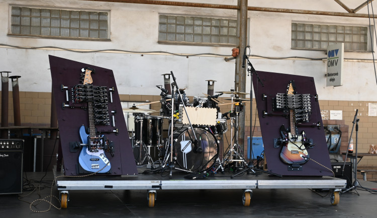 Neuměli jsme na nic hrát, tak jsme si skupinu doslova postavili, říká spolustrůjce robokapely