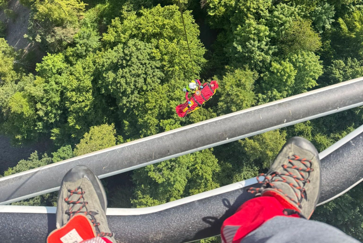 Cyklista u Vítkova spadl ze srázu a zranil se. Hledal ho dron a pět jednotek hasičů