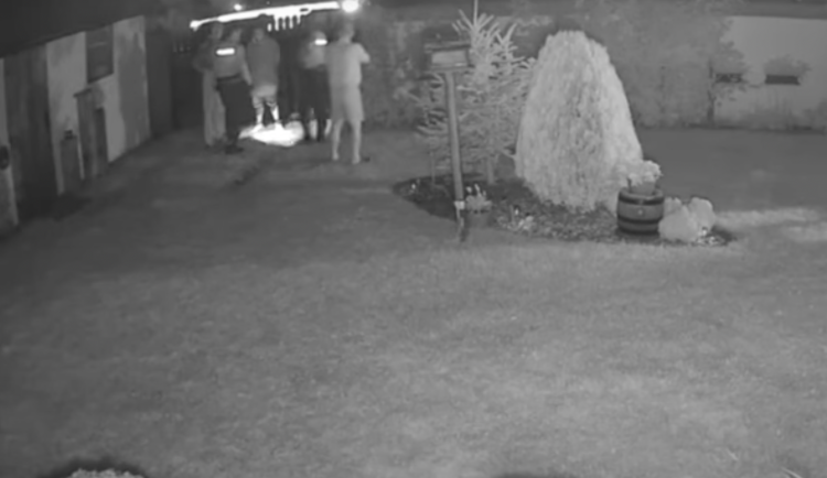 Kamera natočila zloděje, jak krade ze zahrady piva. Hned na to ho chytil majitel