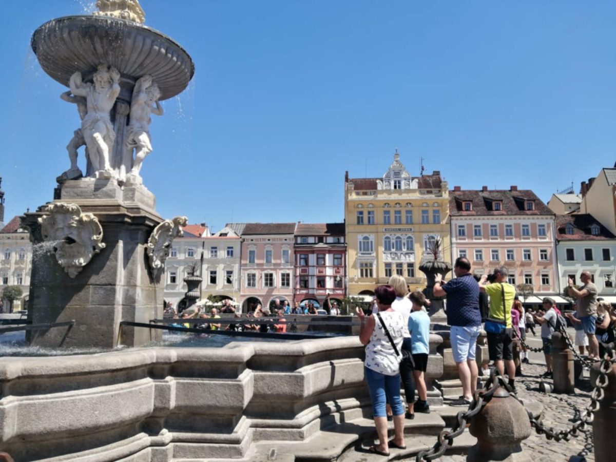 Pozdvižení na náměstí. Mladí fotbalisté oslavili získání titulu v Samsonově kašně