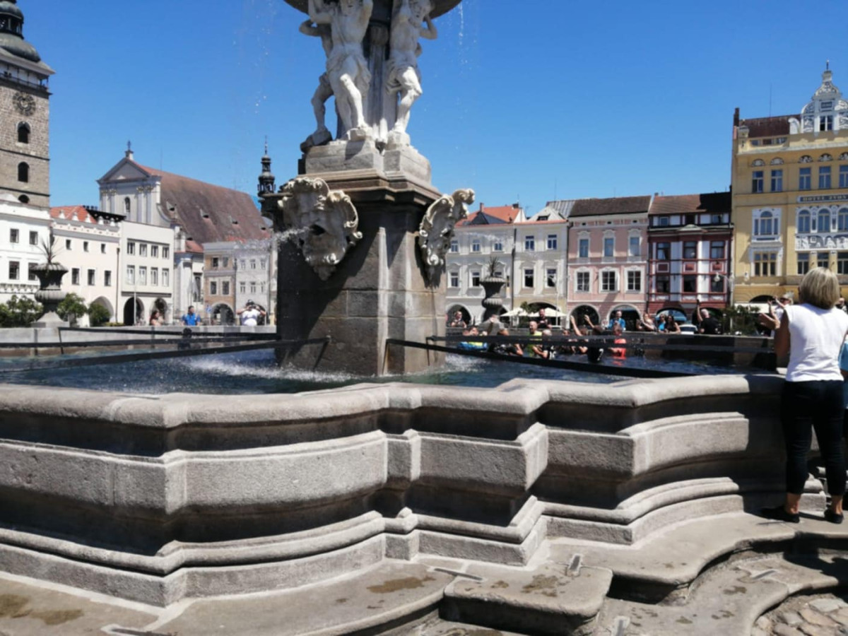 Pozdvižení na náměstí. Mladí fotbalisté oslavili získání titulu v Samsonově kašně