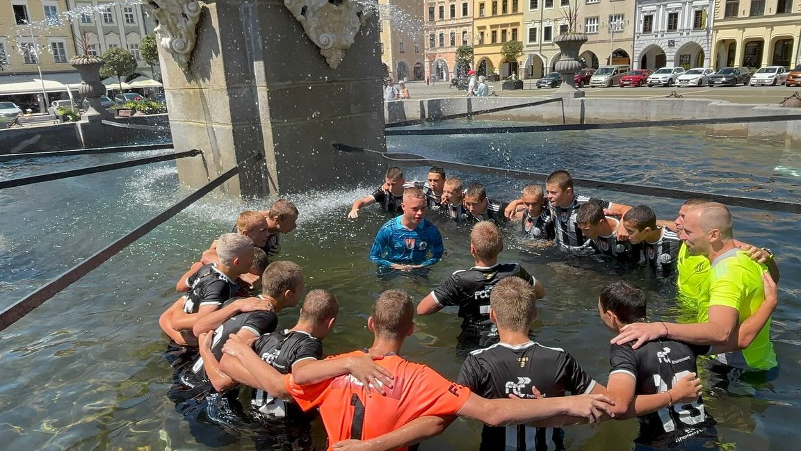 Pozdvižení na náměstí. Mladí fotbalisté oslavili získání titulu v Samsonově kašně