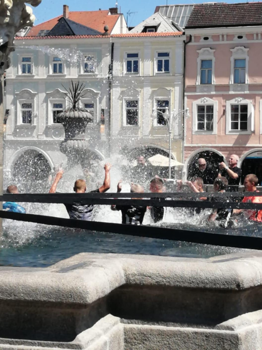 Pozdvižení na náměstí. Mladí fotbalisté oslavili získání titulu v Samsonově kašně