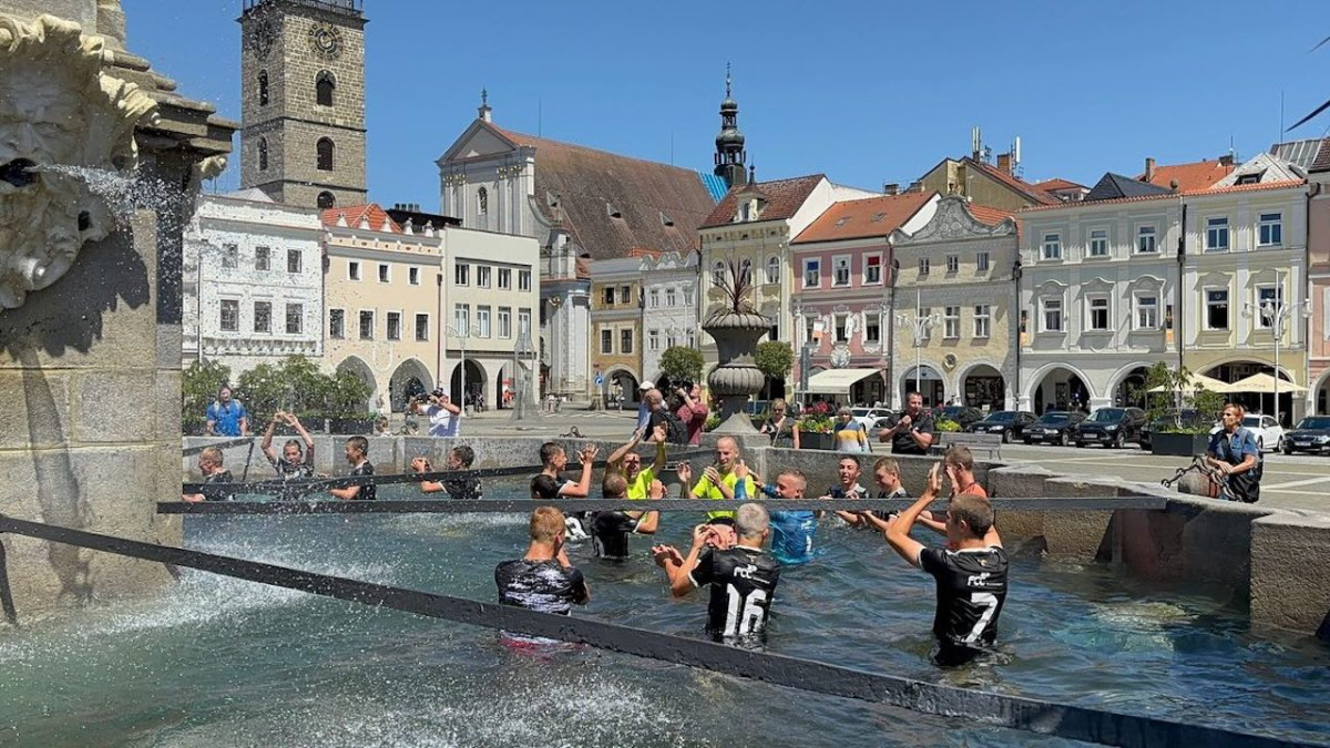 Pozdvižení na náměstí. Mladí fotbalisté oslavili získání titulu v Samsonově kašně
