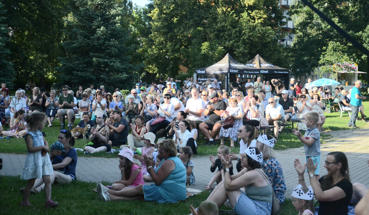 Netradiční koncert poctil Slezské Předměstí. Hradeckým sídlištěm rozezněla opera