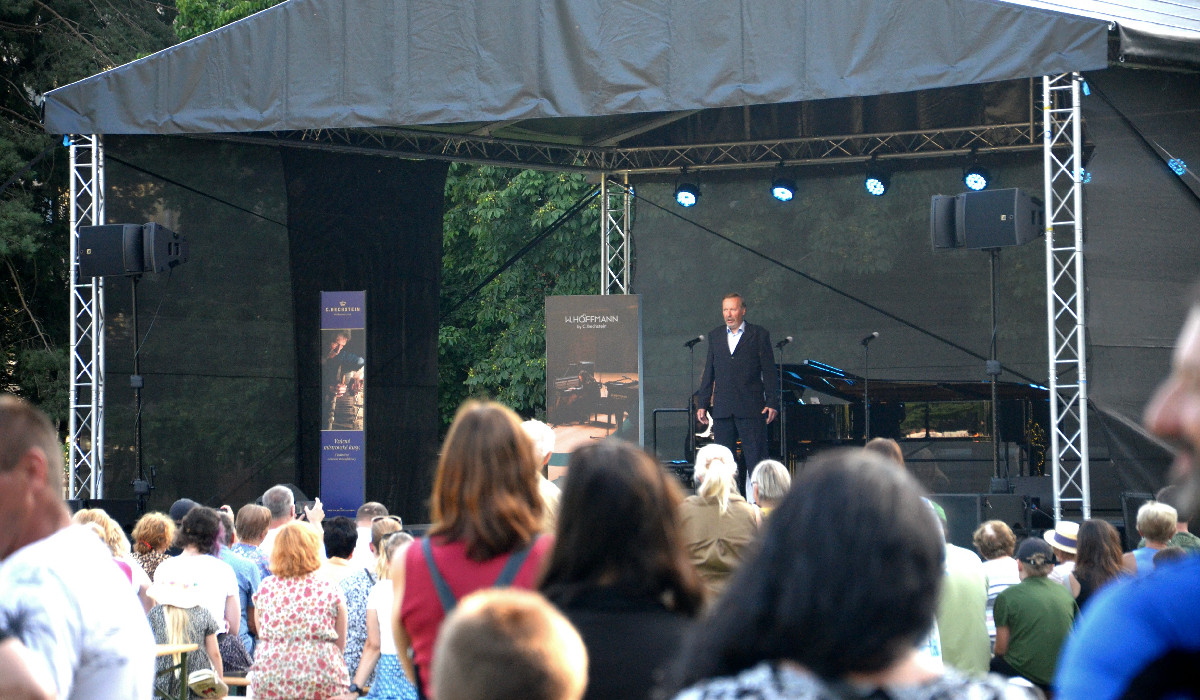 Netradiční koncert poctil Slezské Předměstí. Hradeckým sídlištěm rozezněla opera