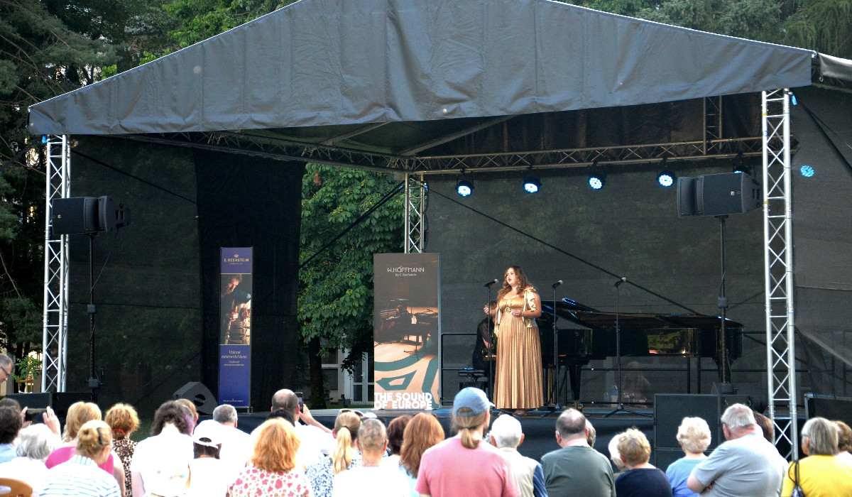 Netradiční koncert poctil Slezské Předměstí. Hradeckým sídlištěm rozezněla opera