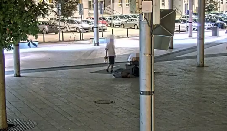 VIDEO: Kamerový systém sledoval, jak zloděj ukradl iPhone muži, který spal na lavičce