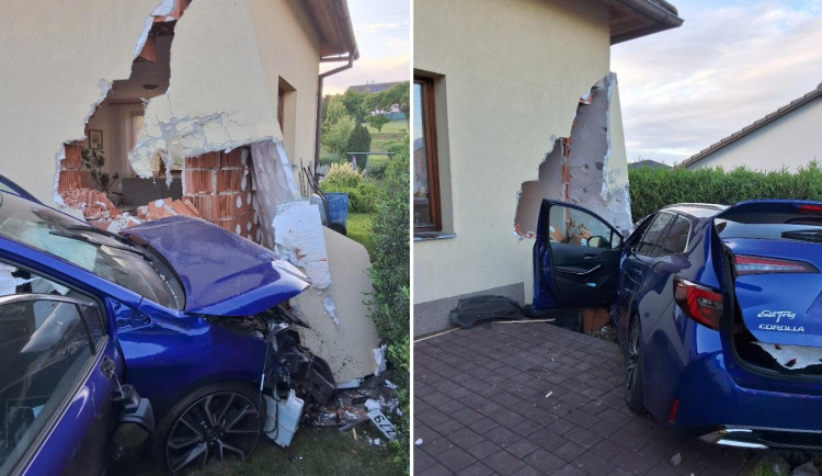 Milionová škoda: Řidič dostal křeč do nohy, sešlápl plyn a proboural dům sousedů