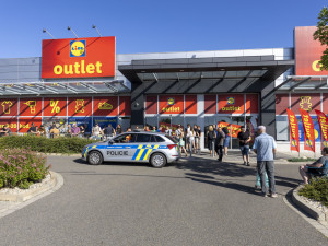FOTO, VIDEO: Pět hodin ve frontě a ušetřené tisíce. Lidl Outlet v Olomouci vyvolal nákupní horečku