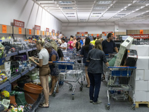 FOTO, VIDEO: Pět hodin ve frontě a ušetřené tisíce. Lidl Outlet v Olomouci vyvolal nákupní horečku