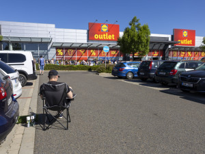 FOTO, VIDEO: Pět hodin ve frontě a ušetřené tisíce. Lidl Outlet v Olomouci vyvolal nákupní horečku