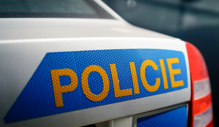 Muž poslal politikům desítky výhružných dopisů. Policie ho navrhla obžalovat