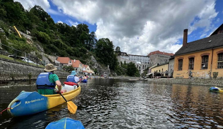 Přeplněná Vltava? Jezdím každoročně, víc lidí než obvykle není, říká vodák Tomáš