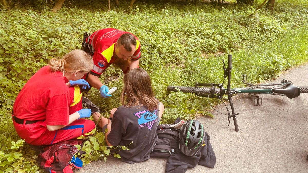 V Malé Morávce se během tří hodin zranili tři cyklisté, zasahoval i vrtulník