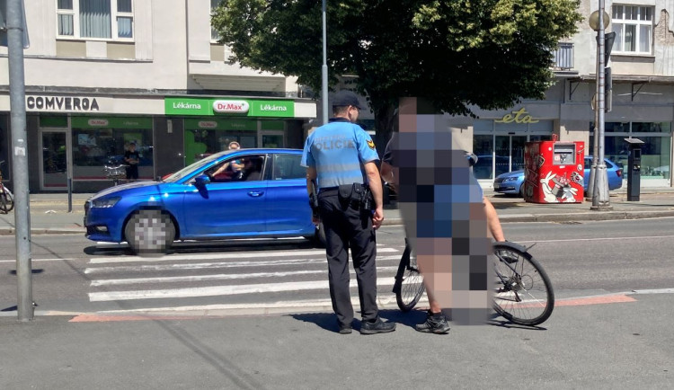 Hradečtí strážníci mají spadeno na cyklisty a koloběžkáře, padají pokuty